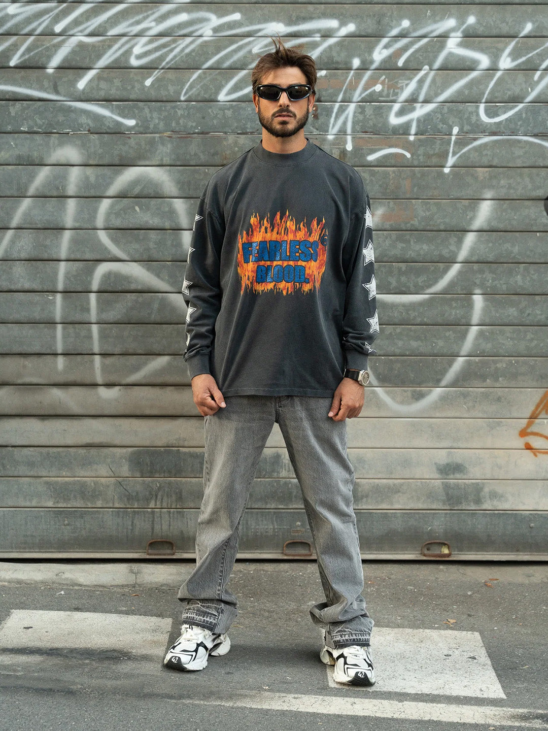 Fearless Blood Heartless Longsleeve T-Shirt Washed Black – model vooraanzicht lifestyle