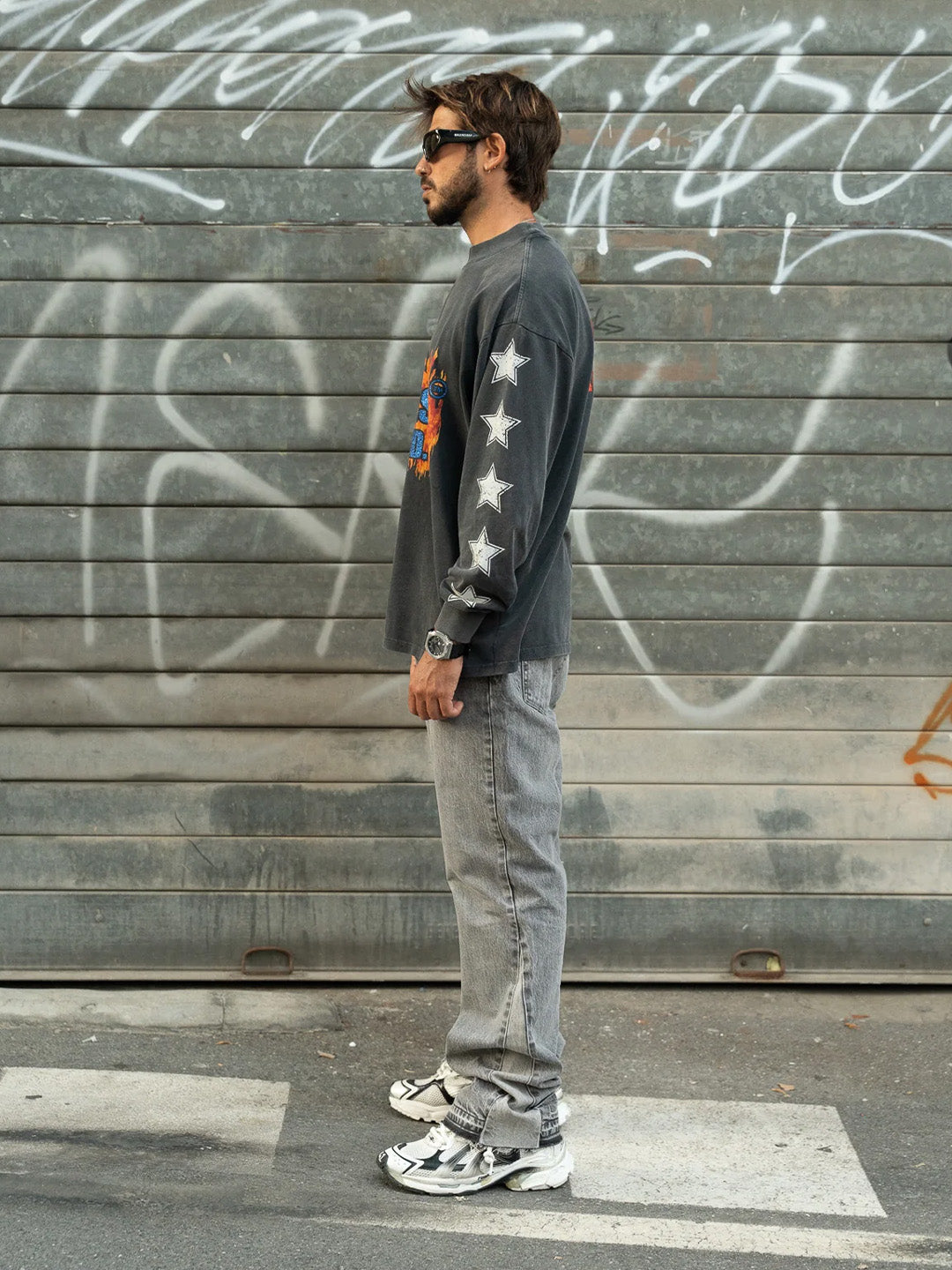 Fearless Blood Heartless Longsleeve T-Shirt Washed Black – model zijaanzicht lifestyle