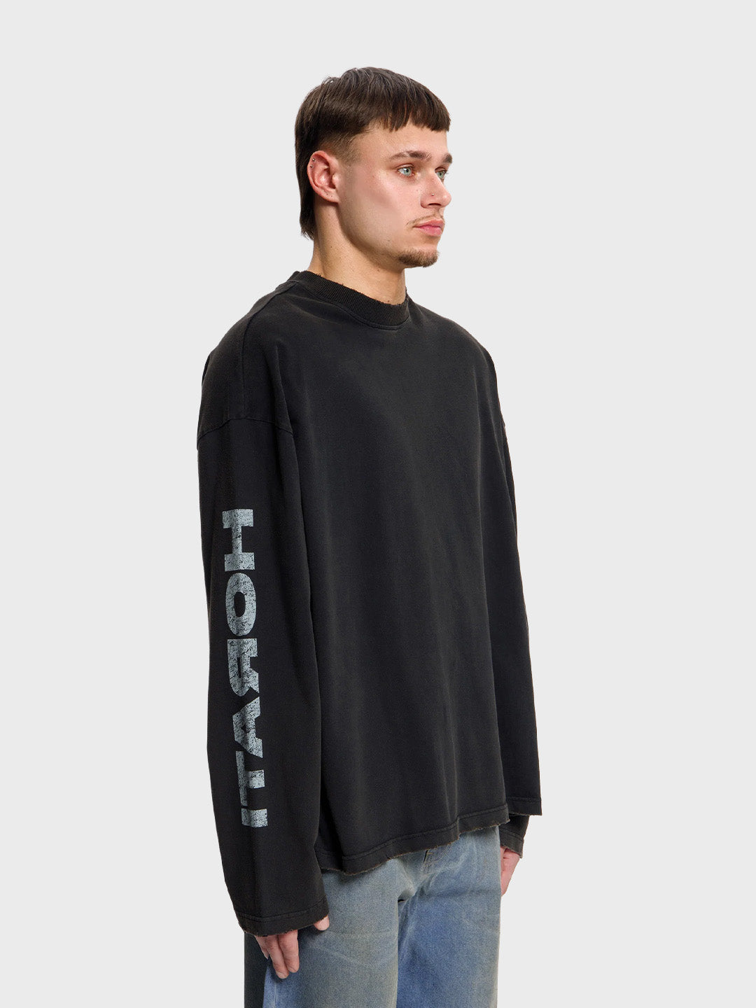 Horati Distressed Longsleeve Black - model zijkant