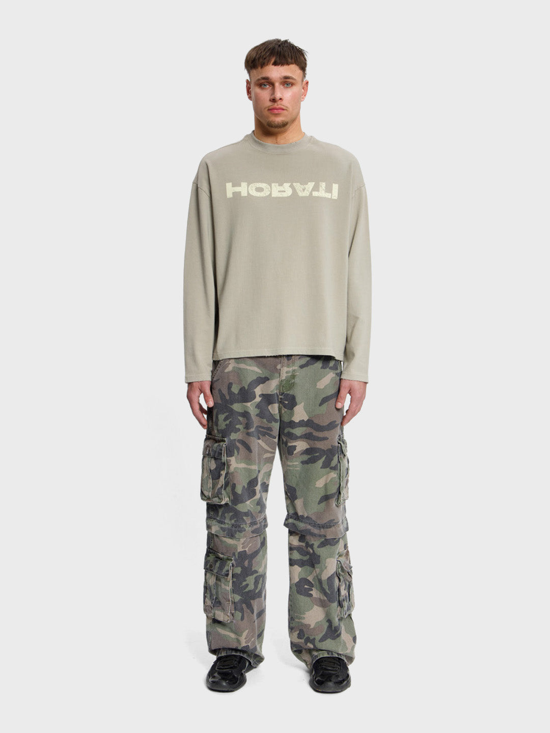 Horati Reverse Longsleeve Sand - full outfit