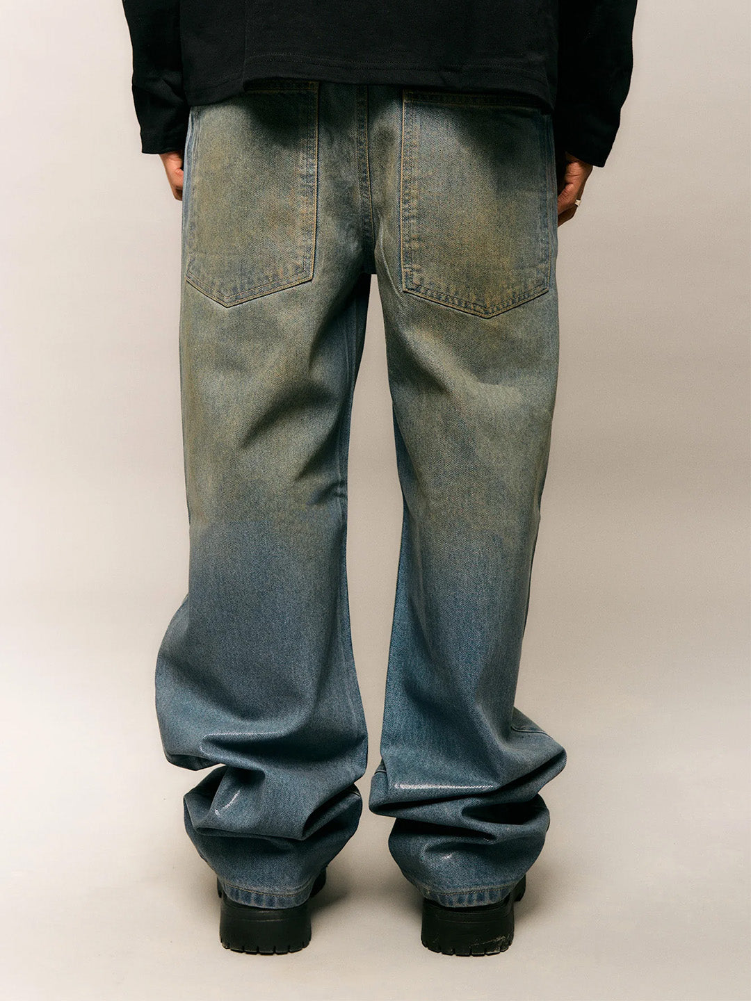 model draagt horati wax coated jeans  - reloadstore