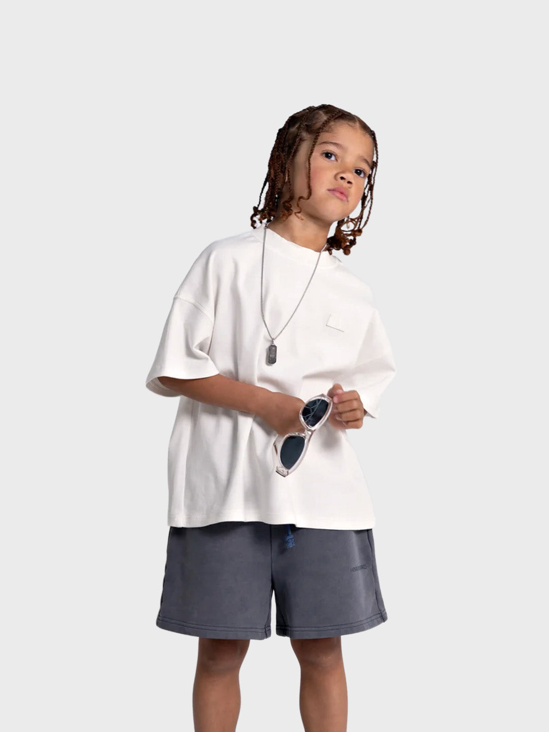 House Of Basicz Boxy T-Shirt Kids Off-White - gedragen door model (voorkant)
