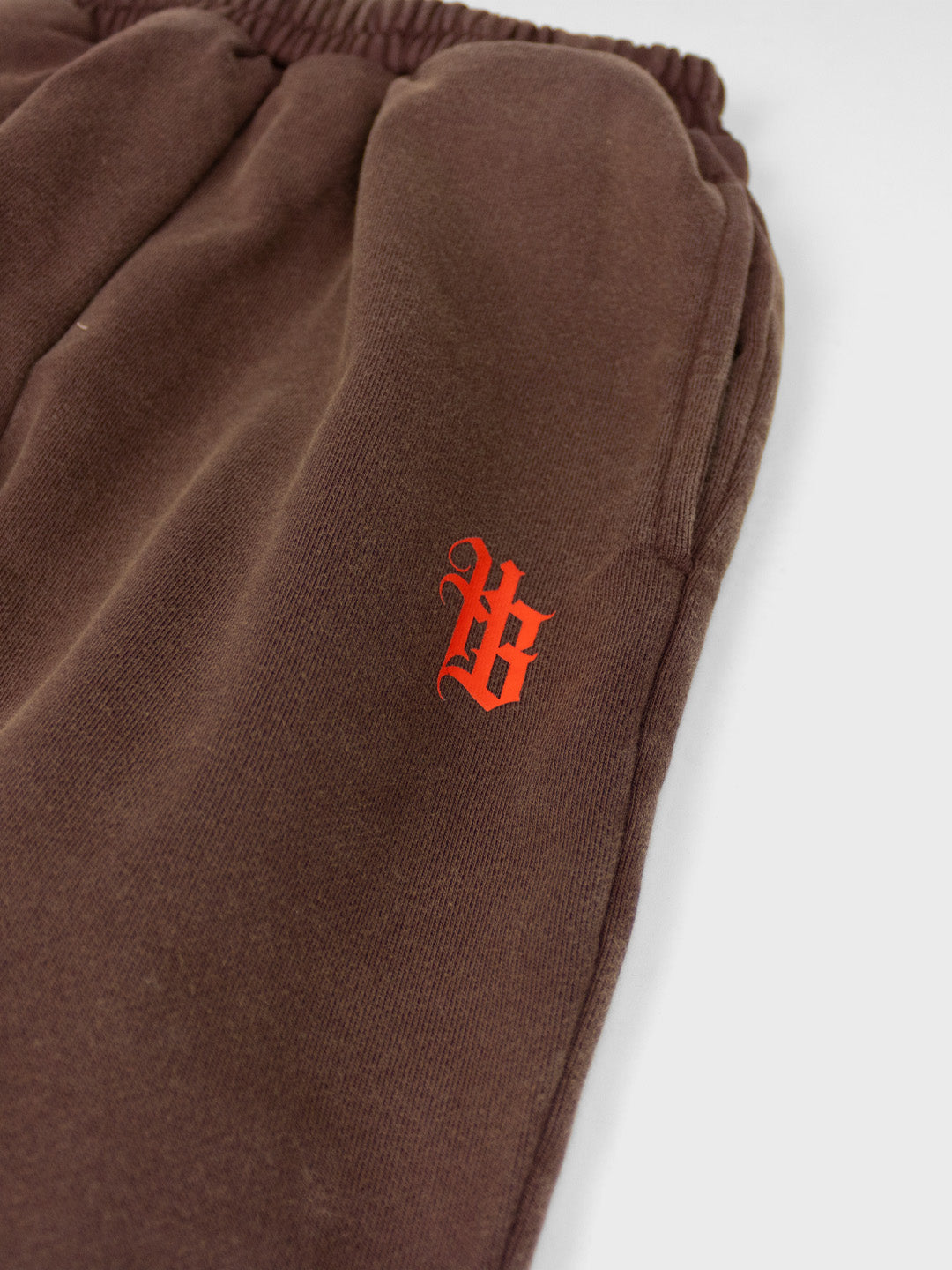 House Of Basicz jogger in bruin voor kinderen - detail van oranje branding