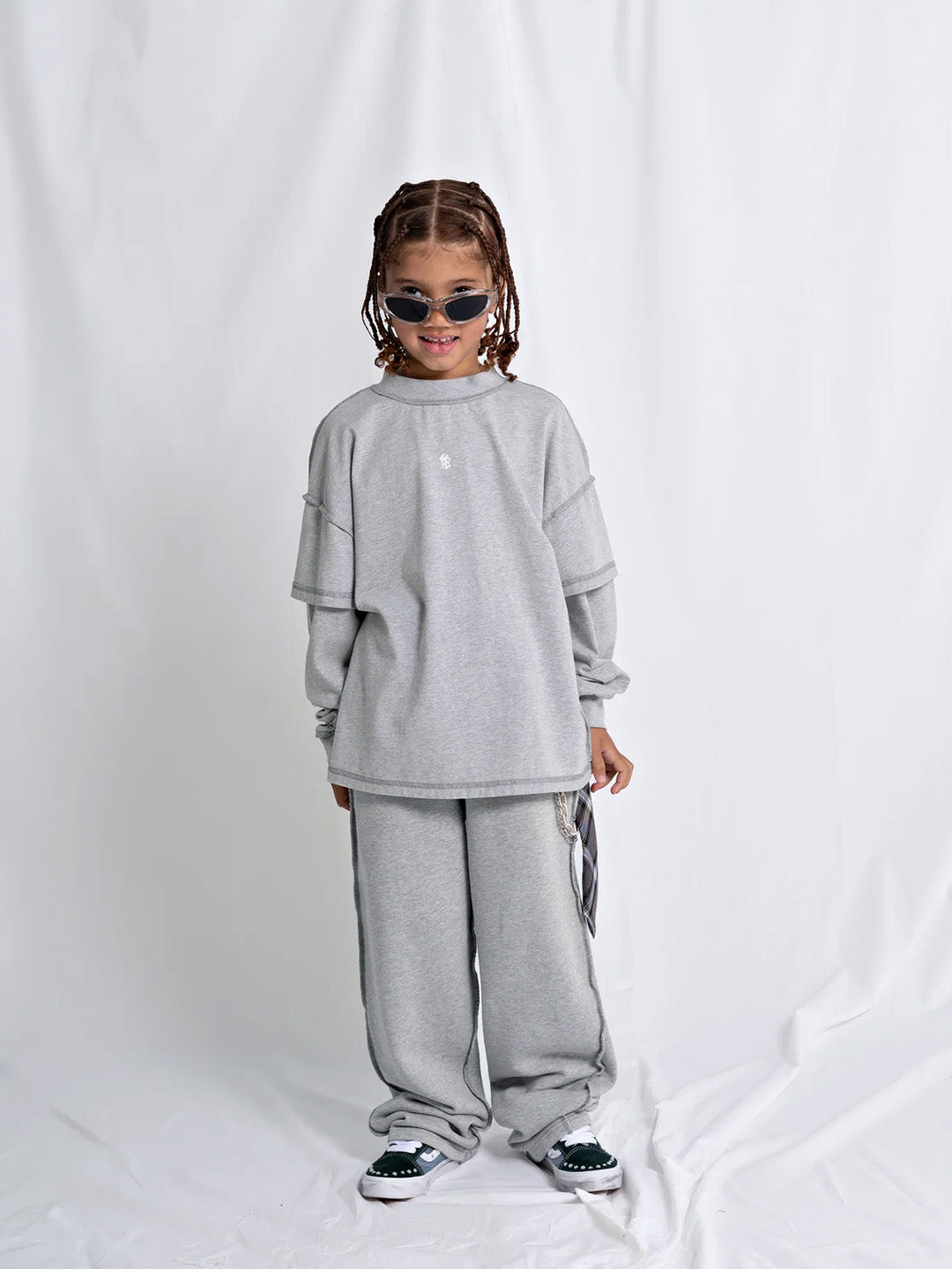 House Of Basicz Reverzed Jogger Grey - gedragen door model (voorkant)