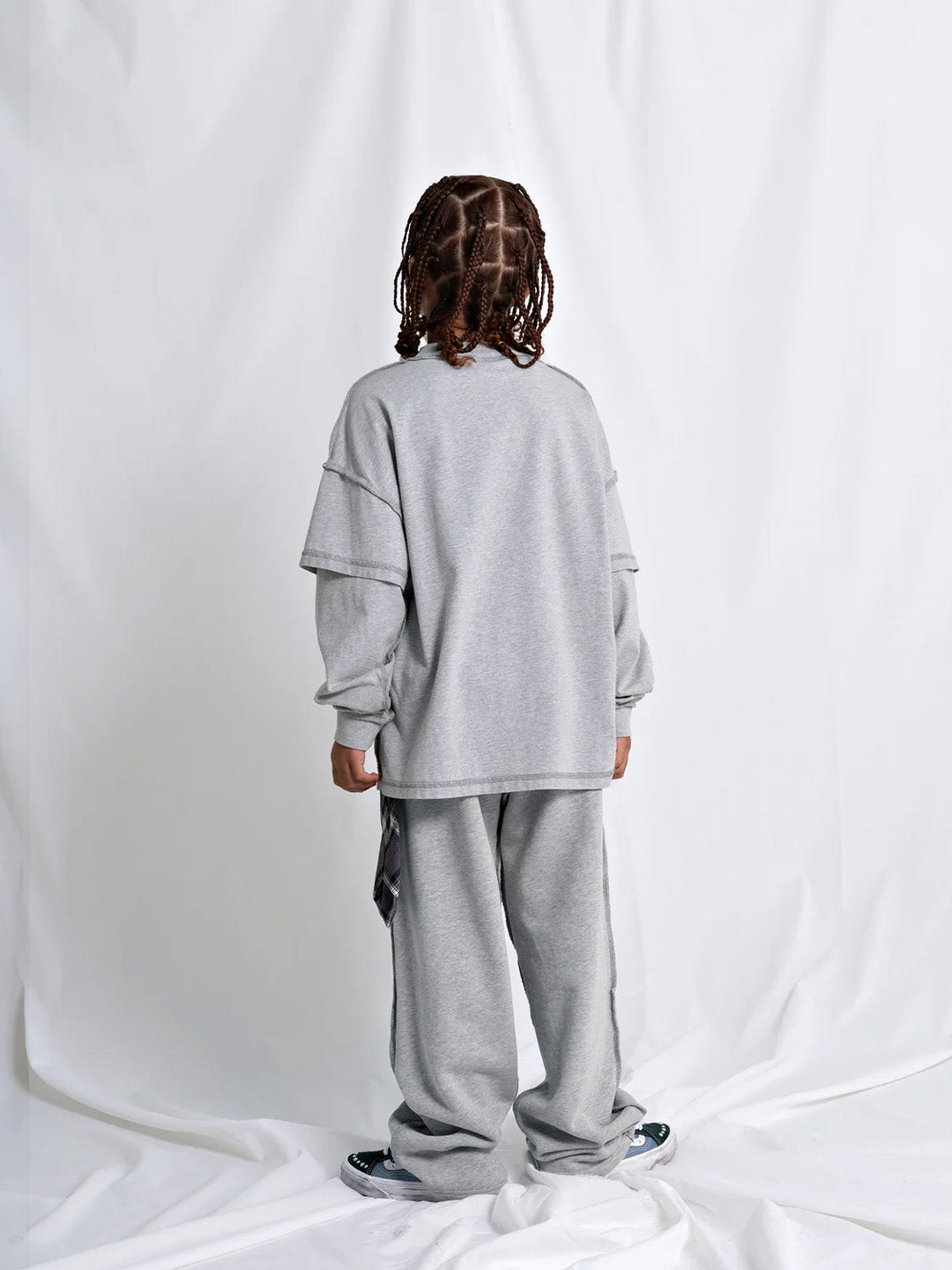House Of Basicz Reverzed Longsleeve Kids Grey - gedragen door model (achterkant)