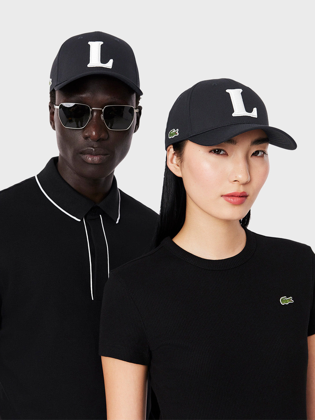 Man en vrouw dragen de zwarte Lacoste cap, casual gestyled