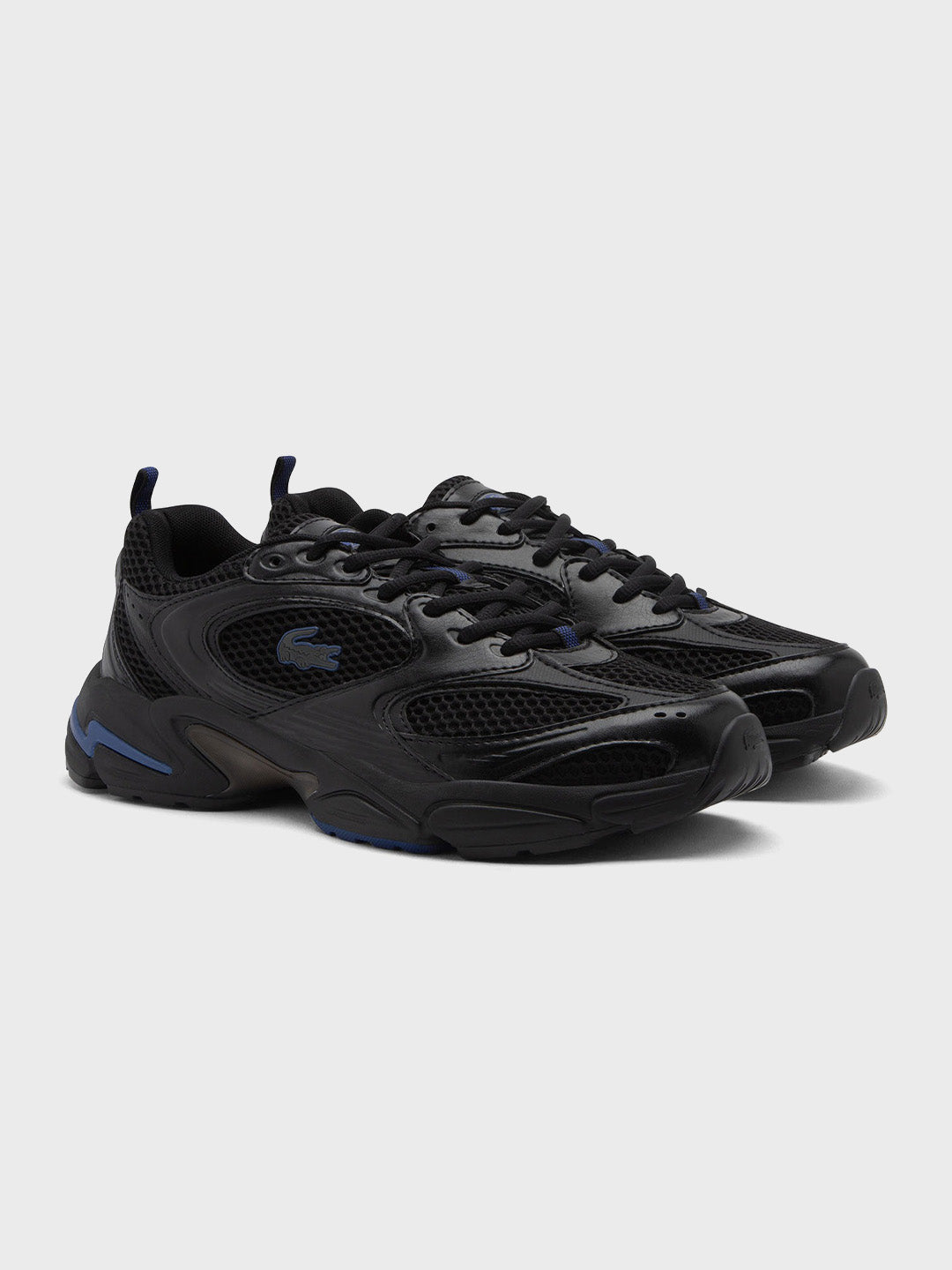 Schuin vooraanzicht van Lacoste Storm 96 sneakers Black/Blue