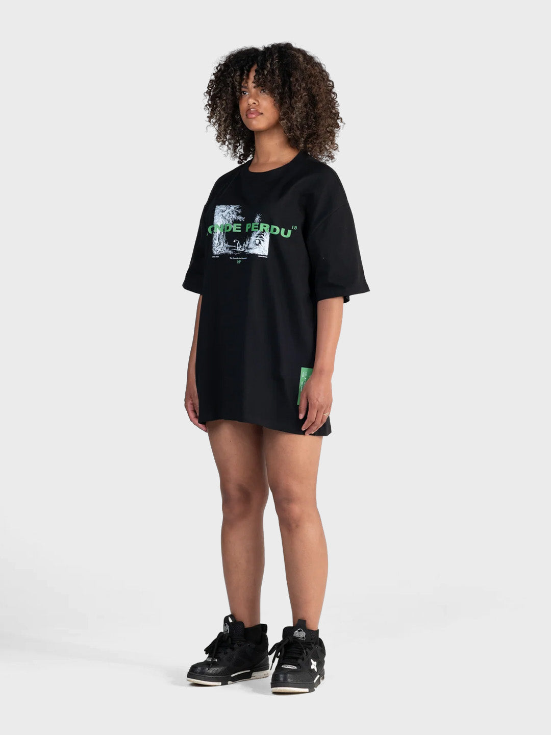 Le Monde Perdu Benue T-Shirt Black – outfit schuin vooraanzicht