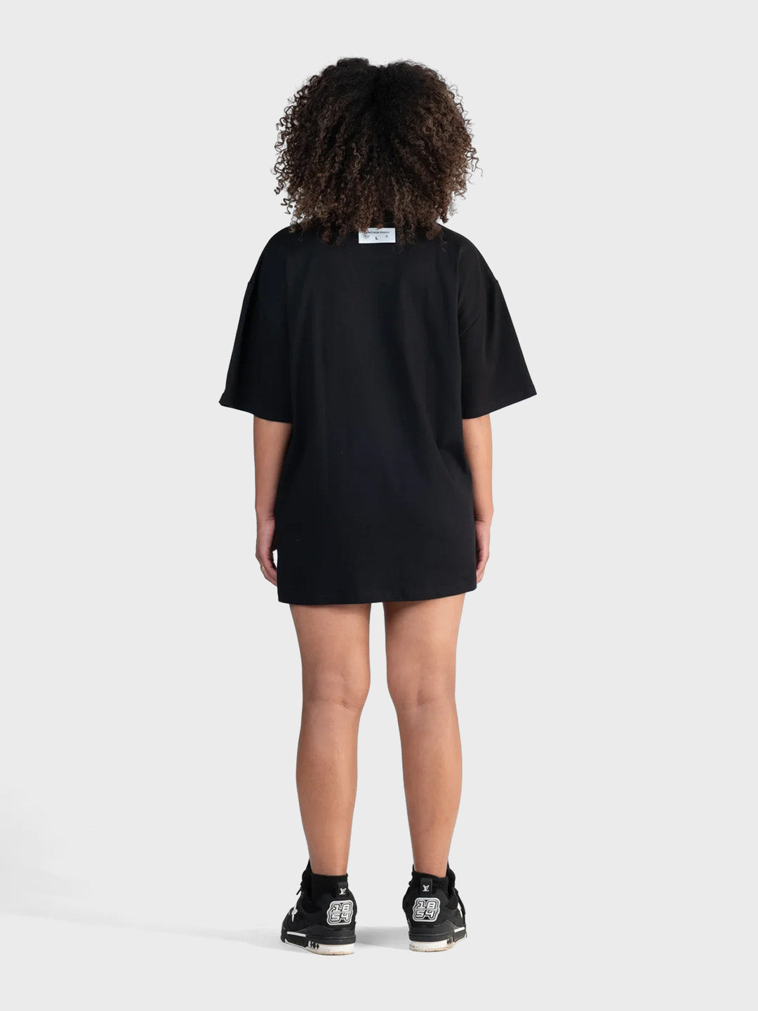 Le Monde Perdu Benue T-Shirt Black – outfit schuin achteraanzicht