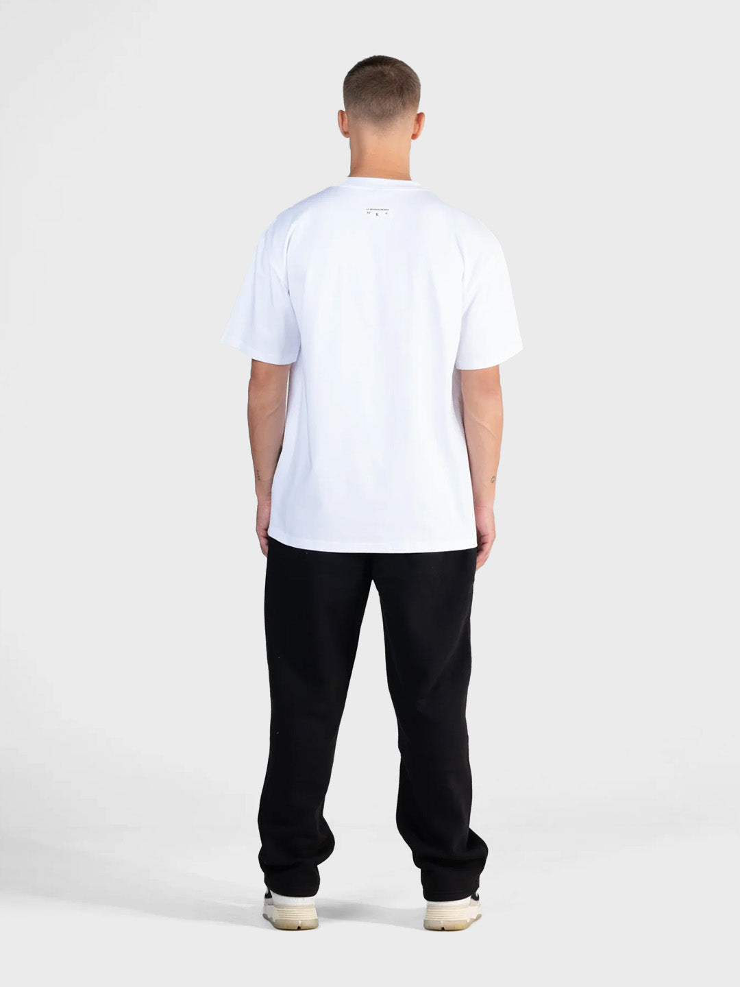 Le Monde Perdu Benue T-Shirt White – outfit schuin achteraanzicht