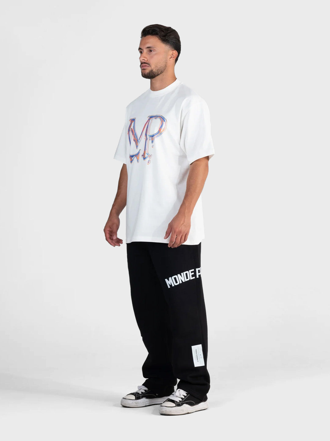 Le Monde Perdu Leaking Logo T-Shirt White oversized fit graphic tee schuin voor Reloadstore