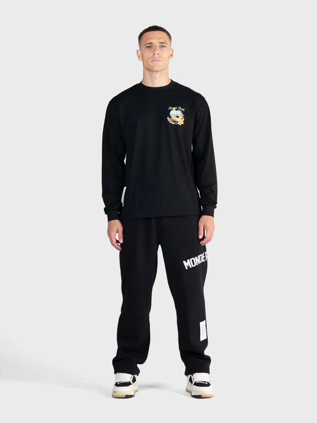 Zwarte oversized longsleeve van Le Monde Perdu met chestprint – model voorkant