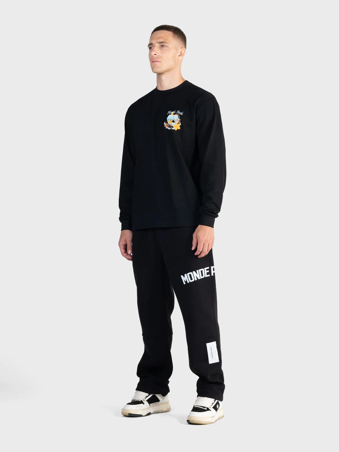 Streetwear longsleeve Le Monde Perdu Rings in zwart – model schuin voor