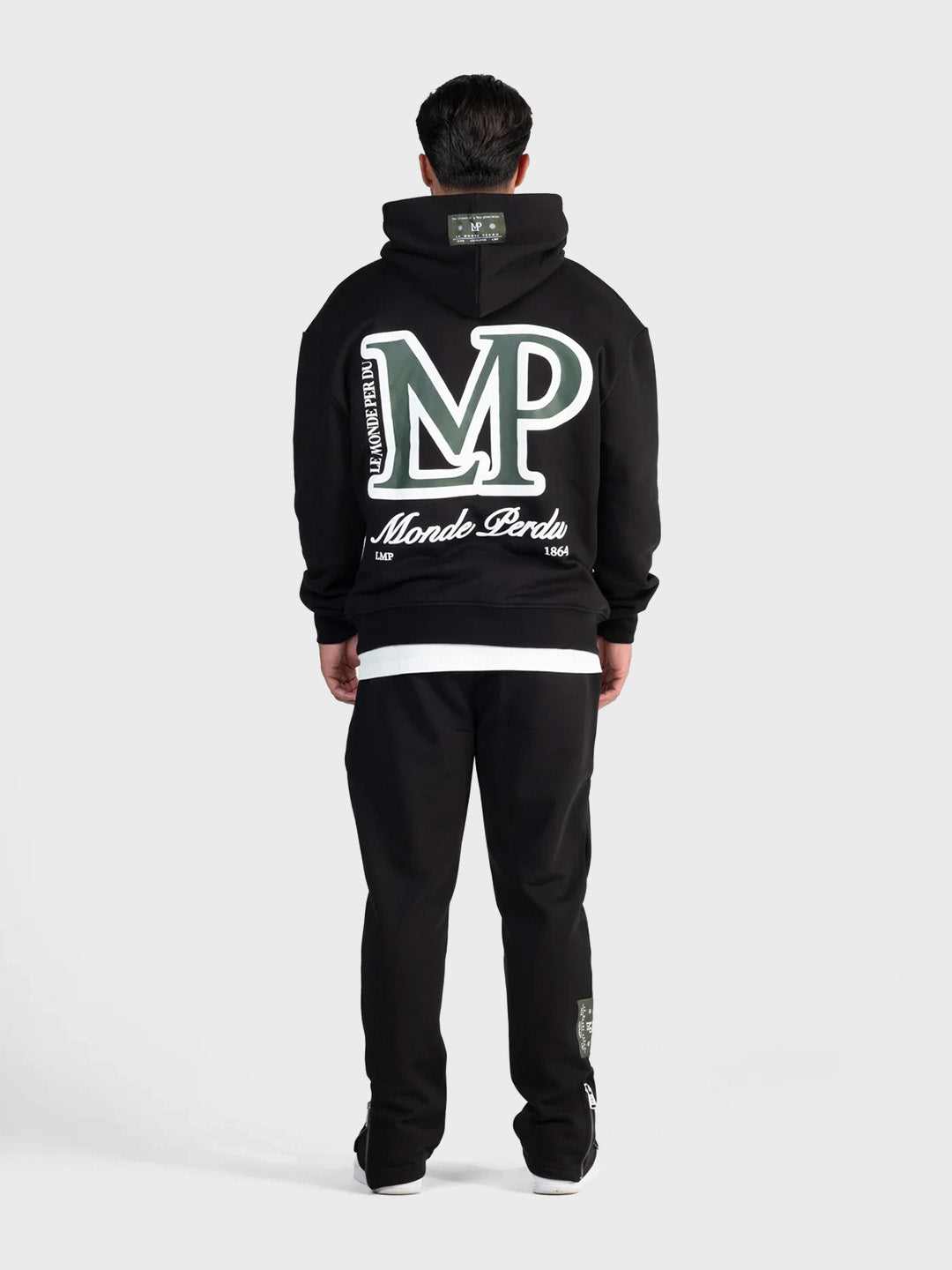 Le Monde Perdu Monde Tracksuit Black – model achterkant