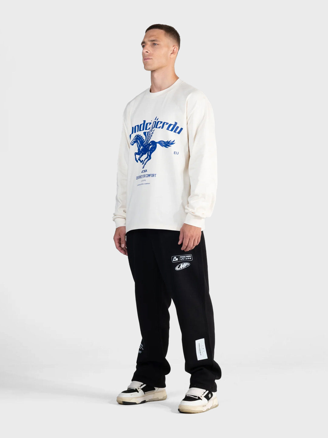 Ecru oversized Pegasus longsleeve van Le Monde Perdu – model schuin voor
