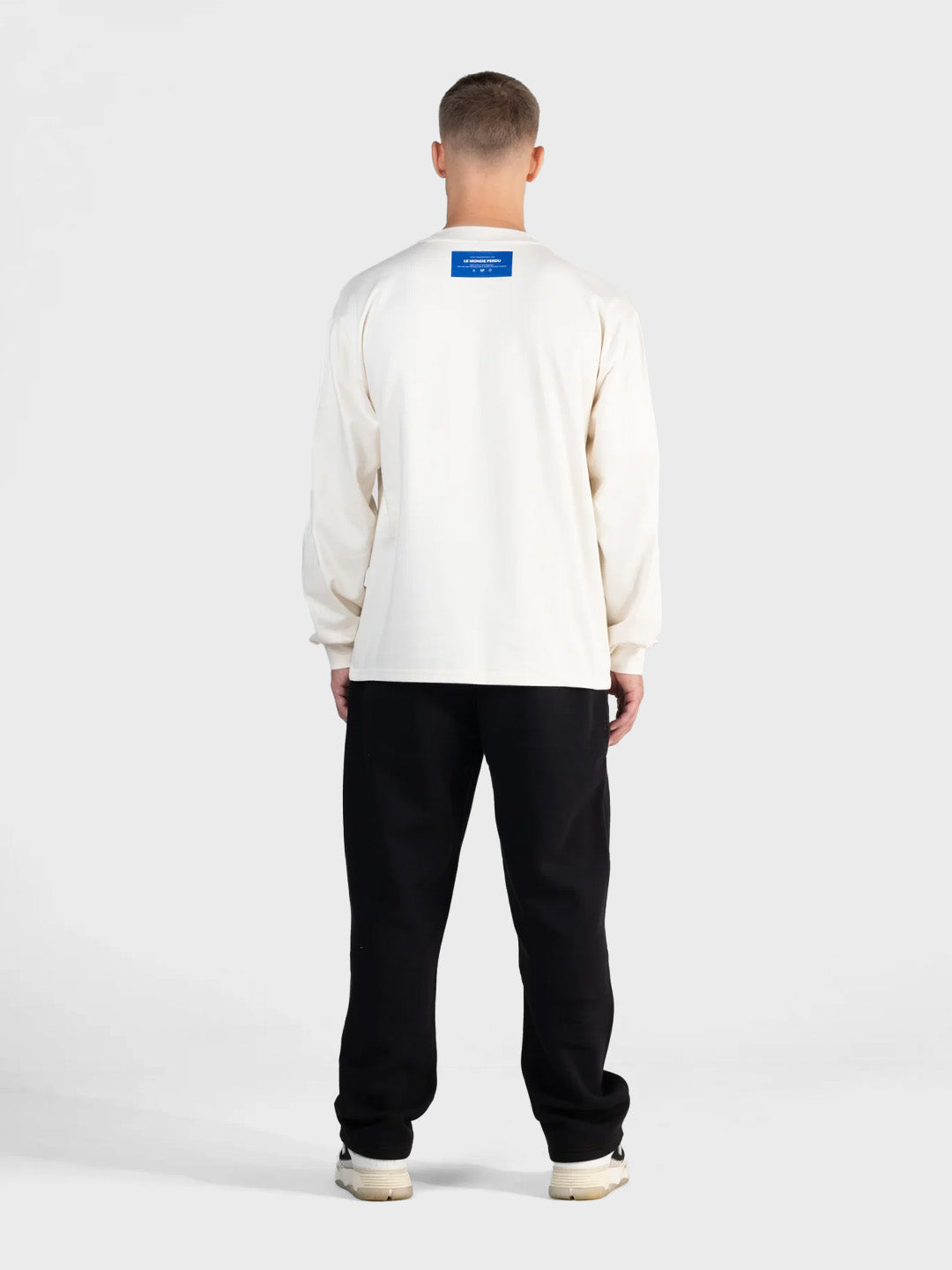 Streetwear longsleeve Le Monde Perdu Pegasus in ecru – model achterkant