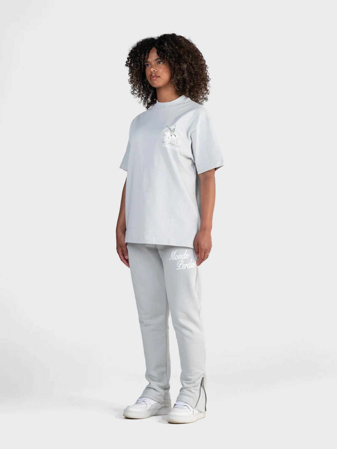 Le Monde Perdu Sterna T-Shirt Light Grey streetwear heren t-shirt schuin voor Reloadstore