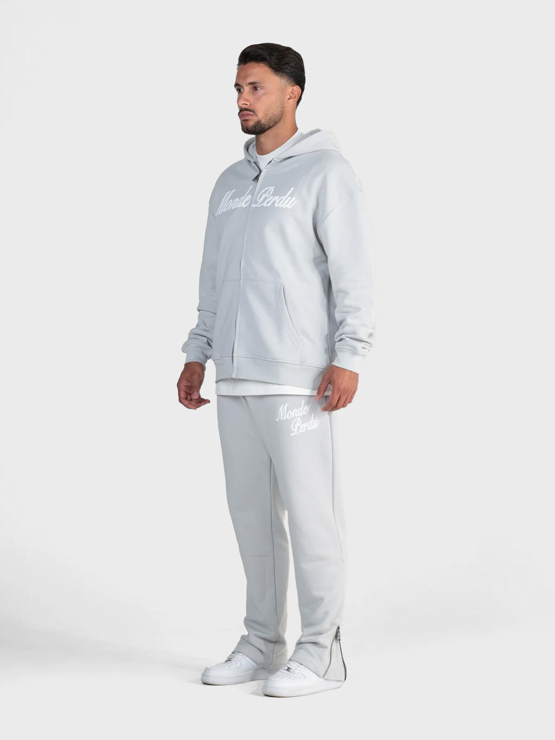 Le Monde Perdu Sterna Tracksuit Light Grey oversized zip hoodie en sweatpants schuin voor Reloadstore
