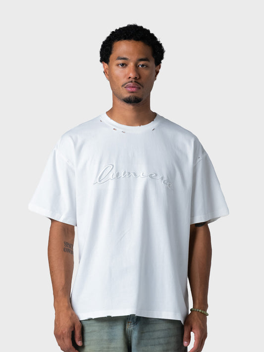 Model draagt Lumi3re 3D Embroidery T-Shirt White vooraanzicht
