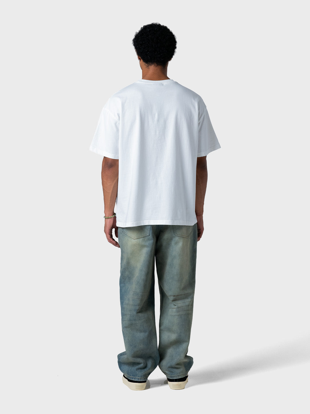 Model draagt Lumi3re 3D Embroidery T-Shirt White achteraanzicht