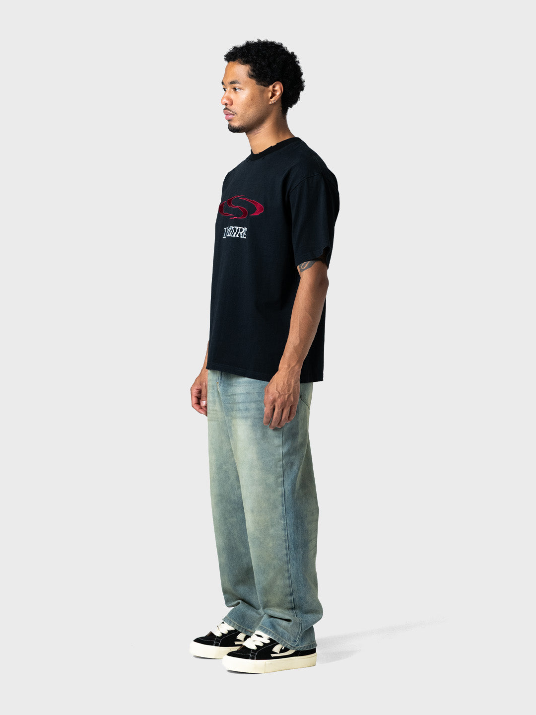 Lumi3re Destroyed Wave T-Shirt Black – model schuin voor
