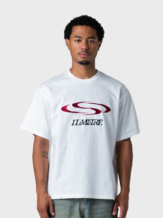 Model draagt Lumi3re Destroyed Wave T-Shirt White – voorkant