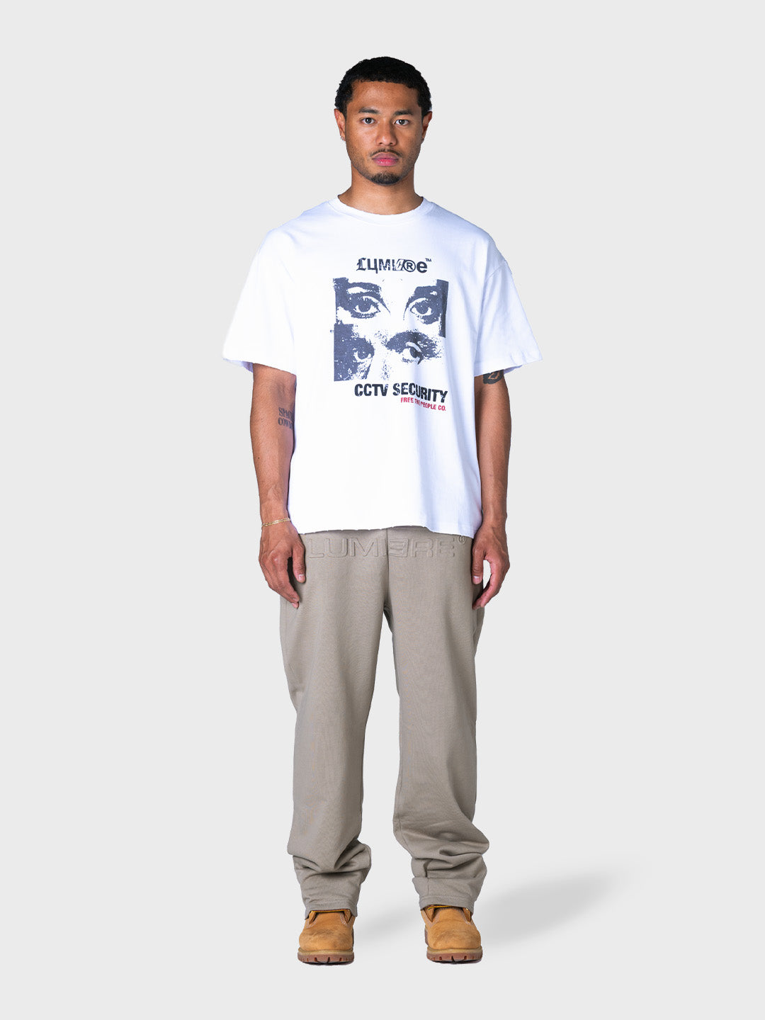 Lumi3re Fly Logo Pants full outfit met t-shirt, voorkant