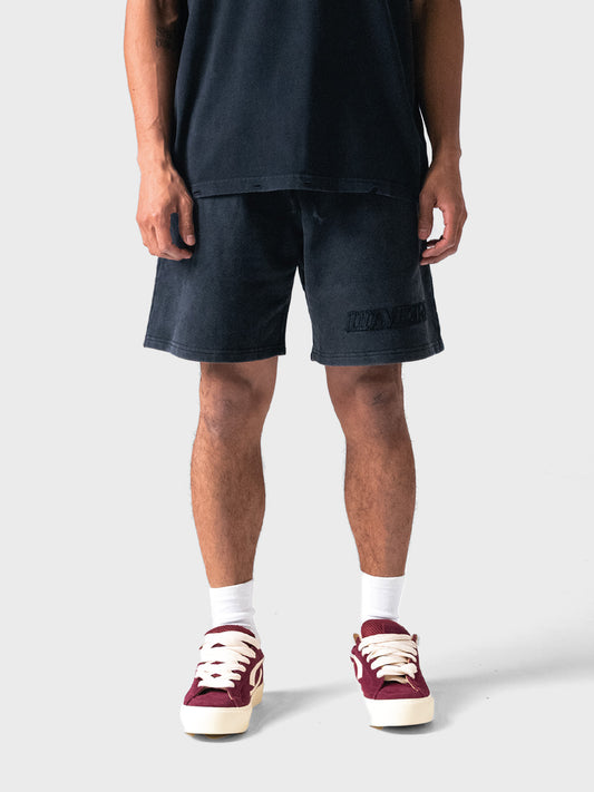 Model draagt Lumi3re shorts in Washed Black