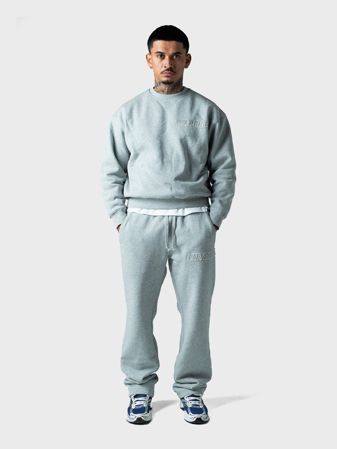 model voorkant met Lumi3re Hero Tracksuit Grey