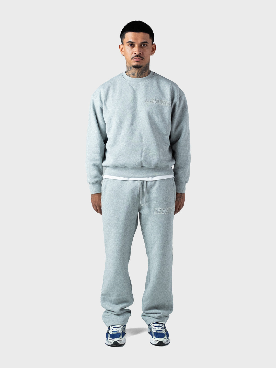 model in Lumi3re Hero tracksuit grijs