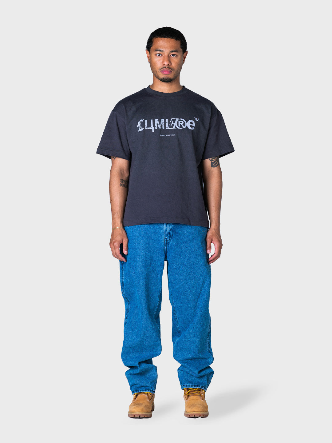 Lumi3re Infectious T-Shirt in full outfit met baggy jeans, voorkant model