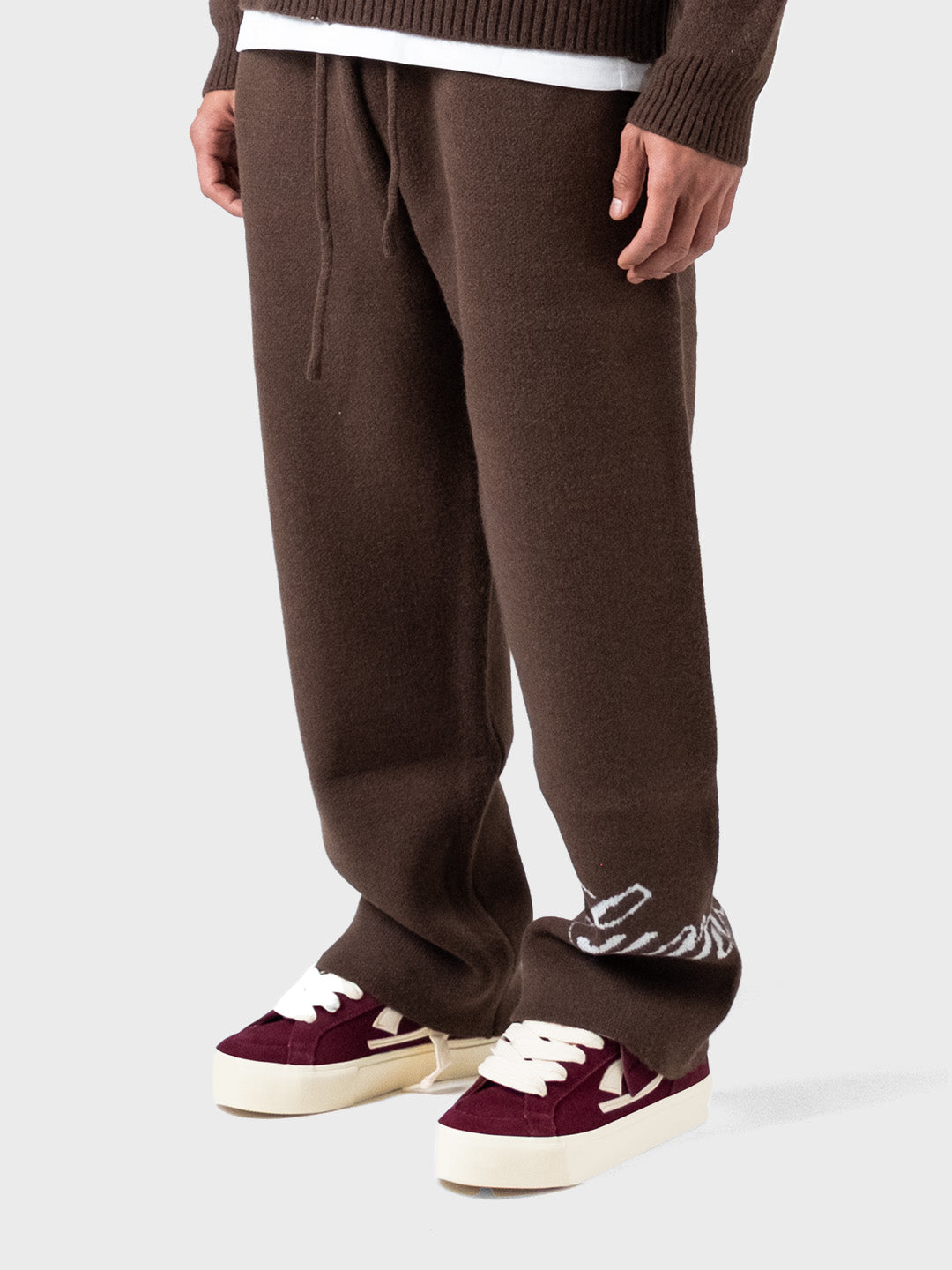 model schuin voor met Lumi3re Knitted Pants Brown