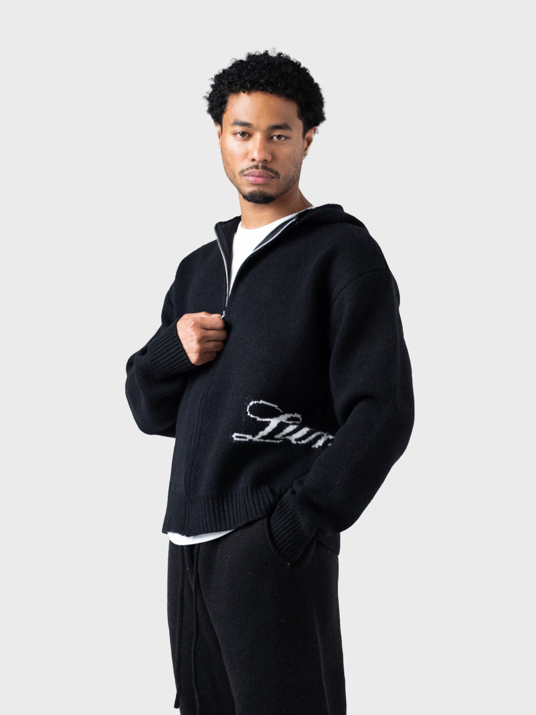 Model draagt Lumi3re Knitted Zip Hoodie Black – schuin voor