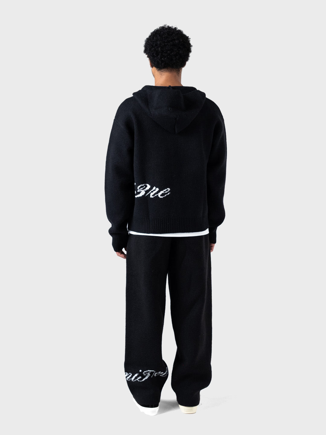 Model draagt Lumi3re Knitted Zip Hoodie Black – achterkant