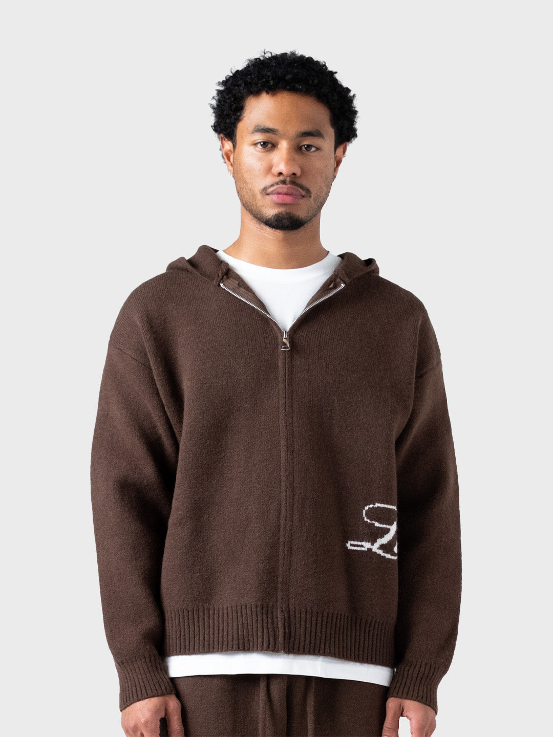 model draagt Lumi3re Knitted Zip Hoodie Brown voorkant