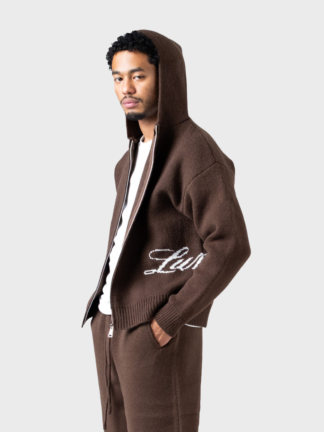 model schuin voor met Lumi3re knitted zip hoodie