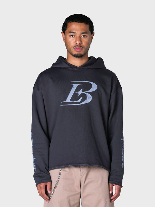 Model draagt Lumi3re L3 Crest Hoodie in donkergrijs, voorkant