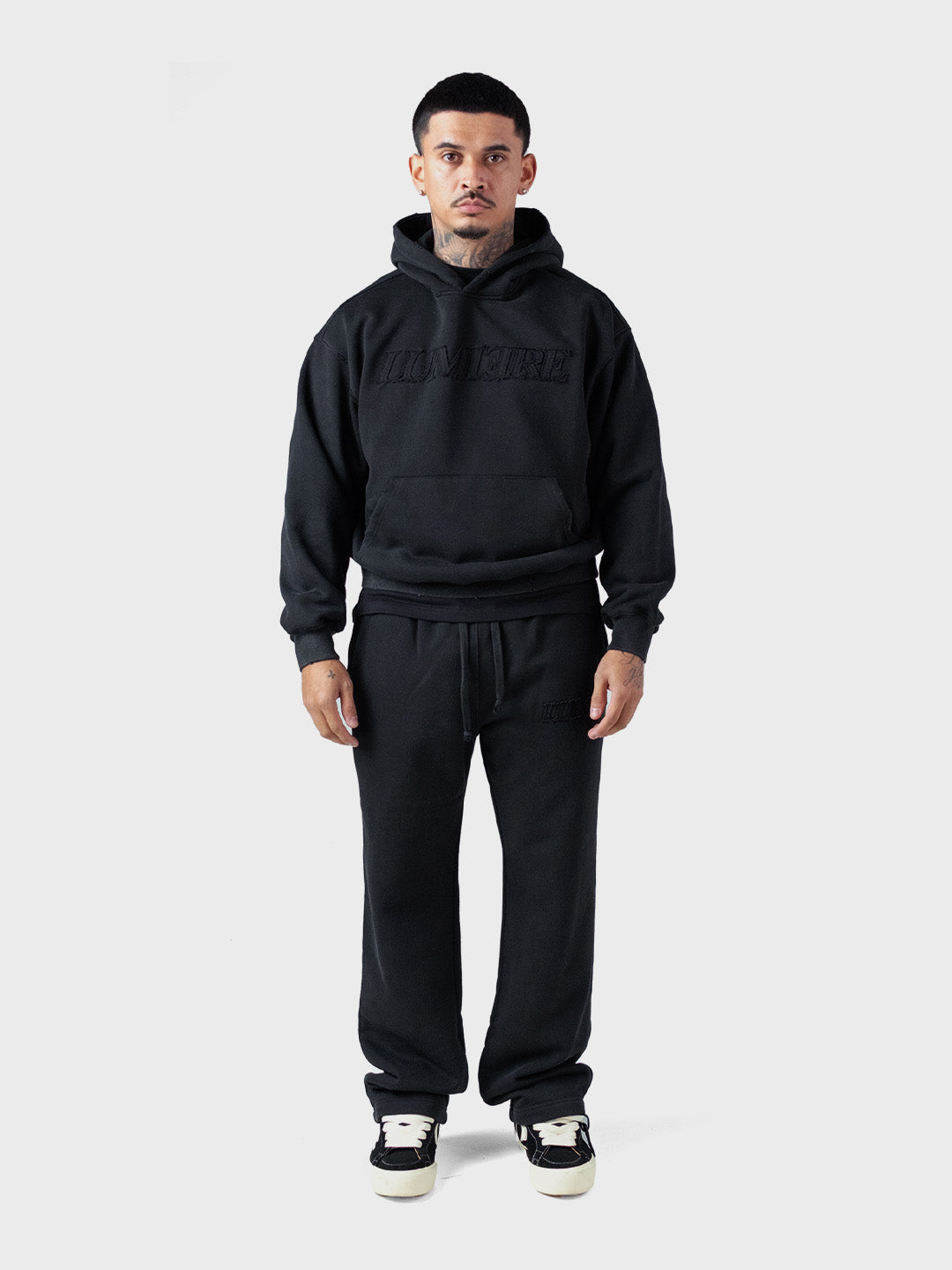 Lumi3re Logo Tracksuit Washed Black – model vooraanzicht