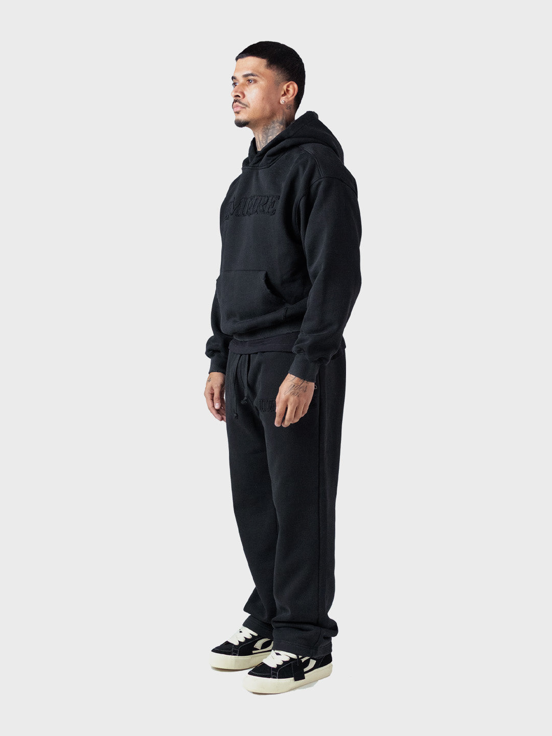 Lumi3re Logo Tracksuit Washed Black – model schuin vooraanzicht