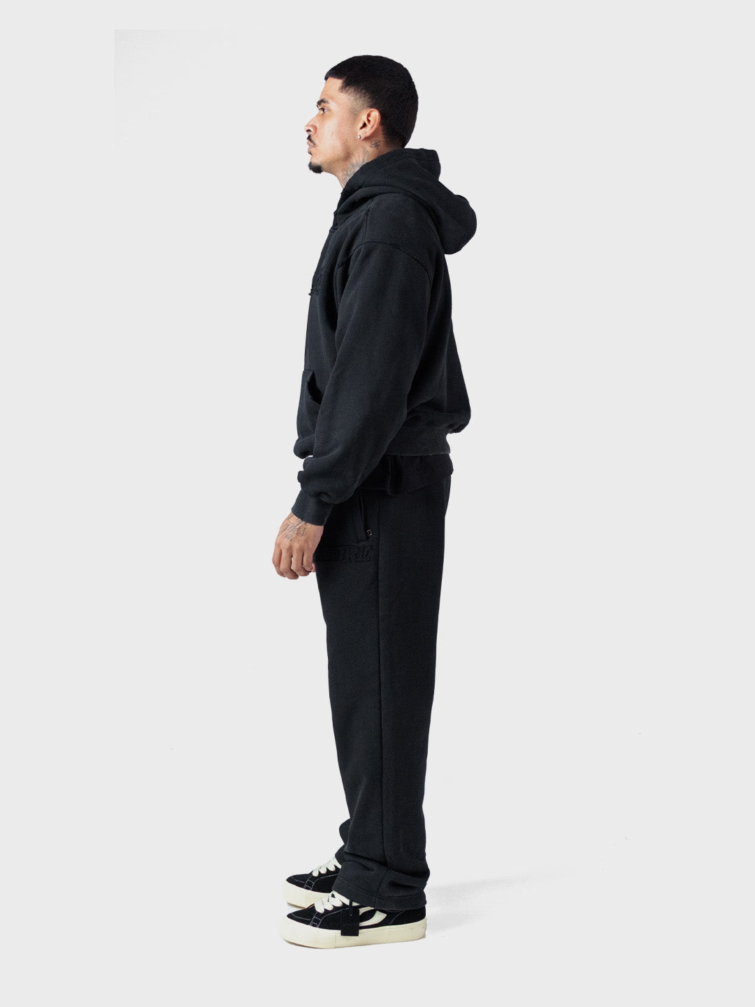 Lumi3re Logo Tracksuit Washed Black – model zijkant