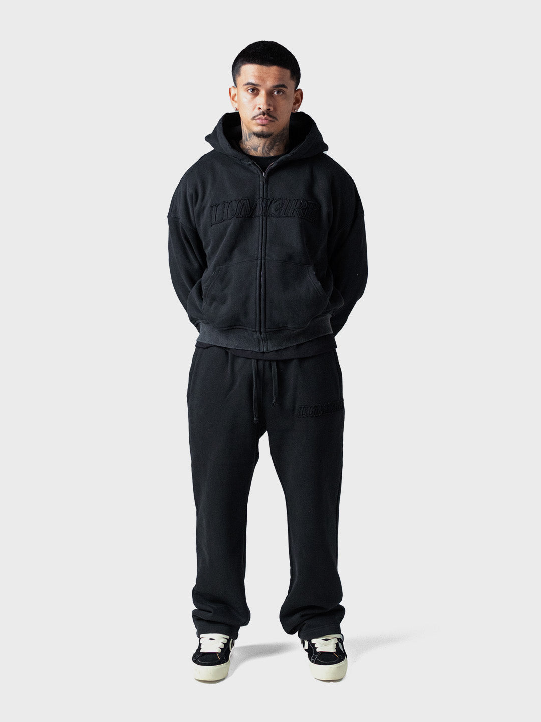 Lumi3re Logo Tracksuit Washed Black – model vooraanzicht