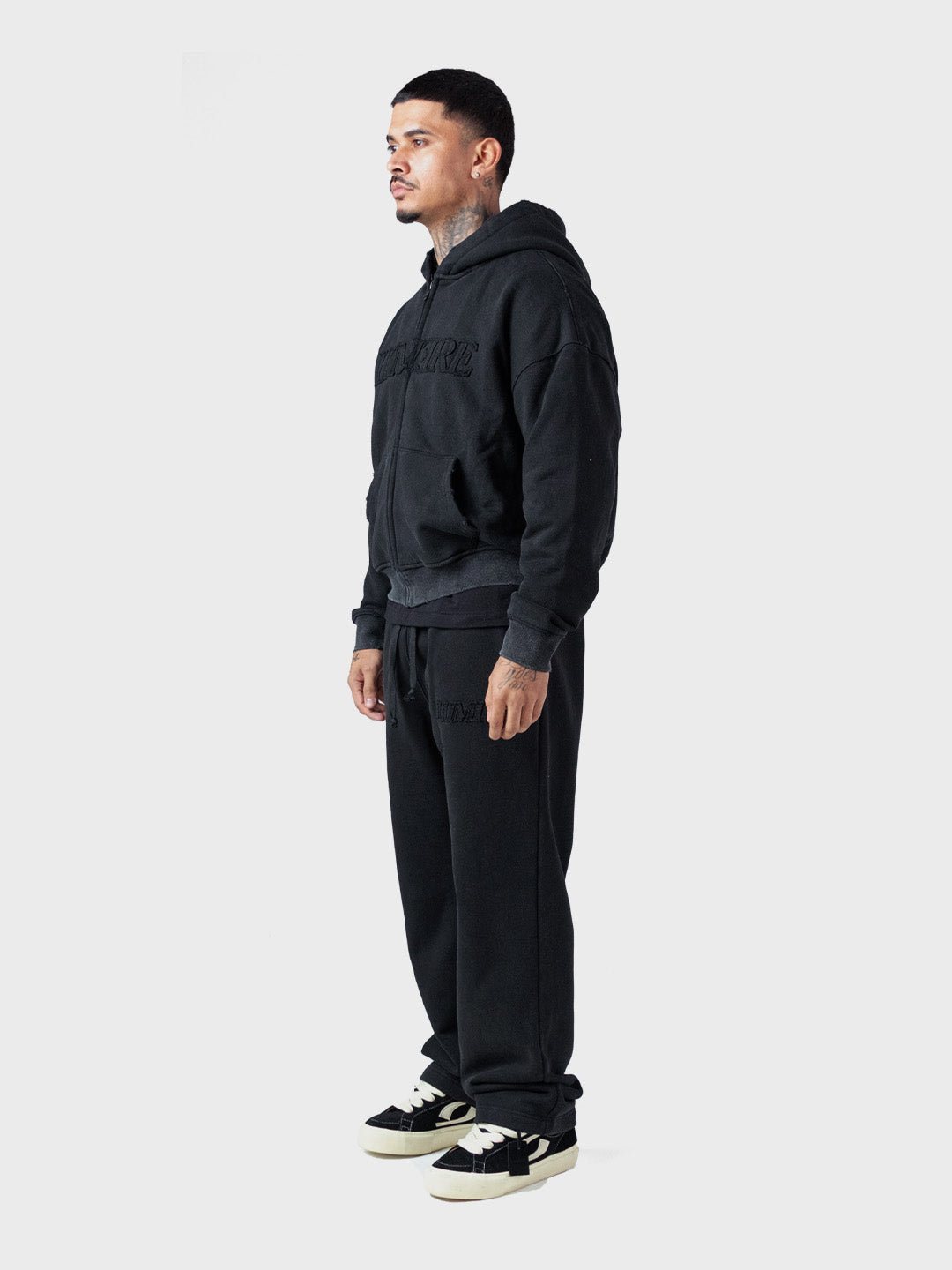 Lumi3re Logo Tracksuit Washed Black – model schuin vooraanzicht