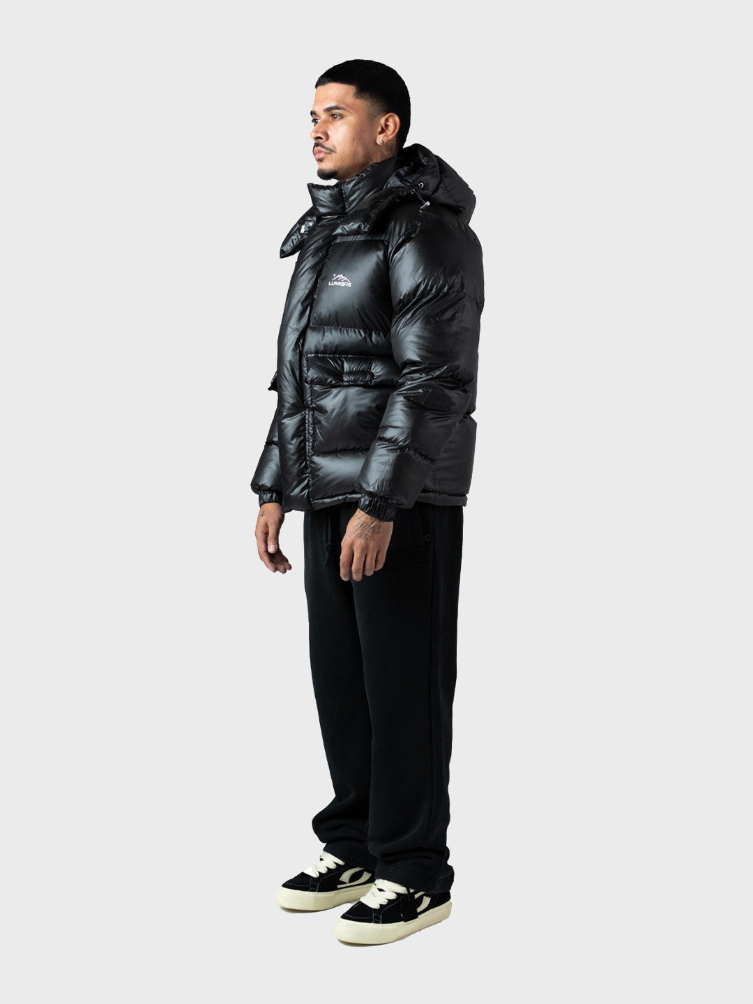 model schuin voor met Lumi3re puffer jacket