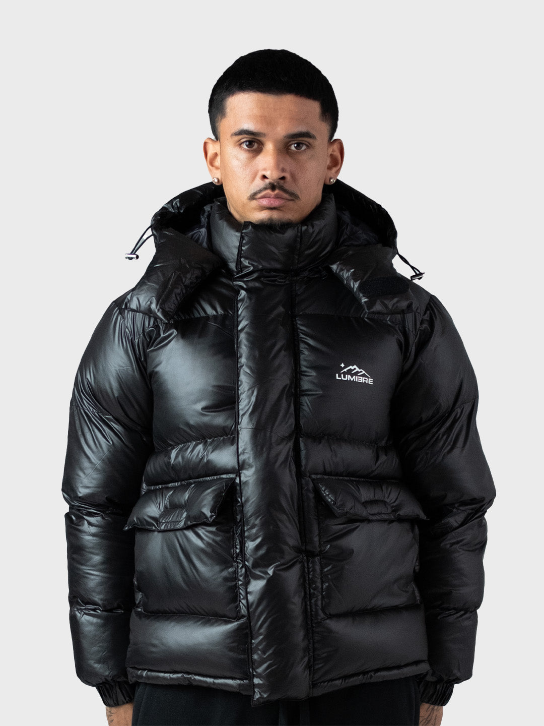 model draagt Lumi3re Lumi-Tex Puffer Jacket Black voorkant
