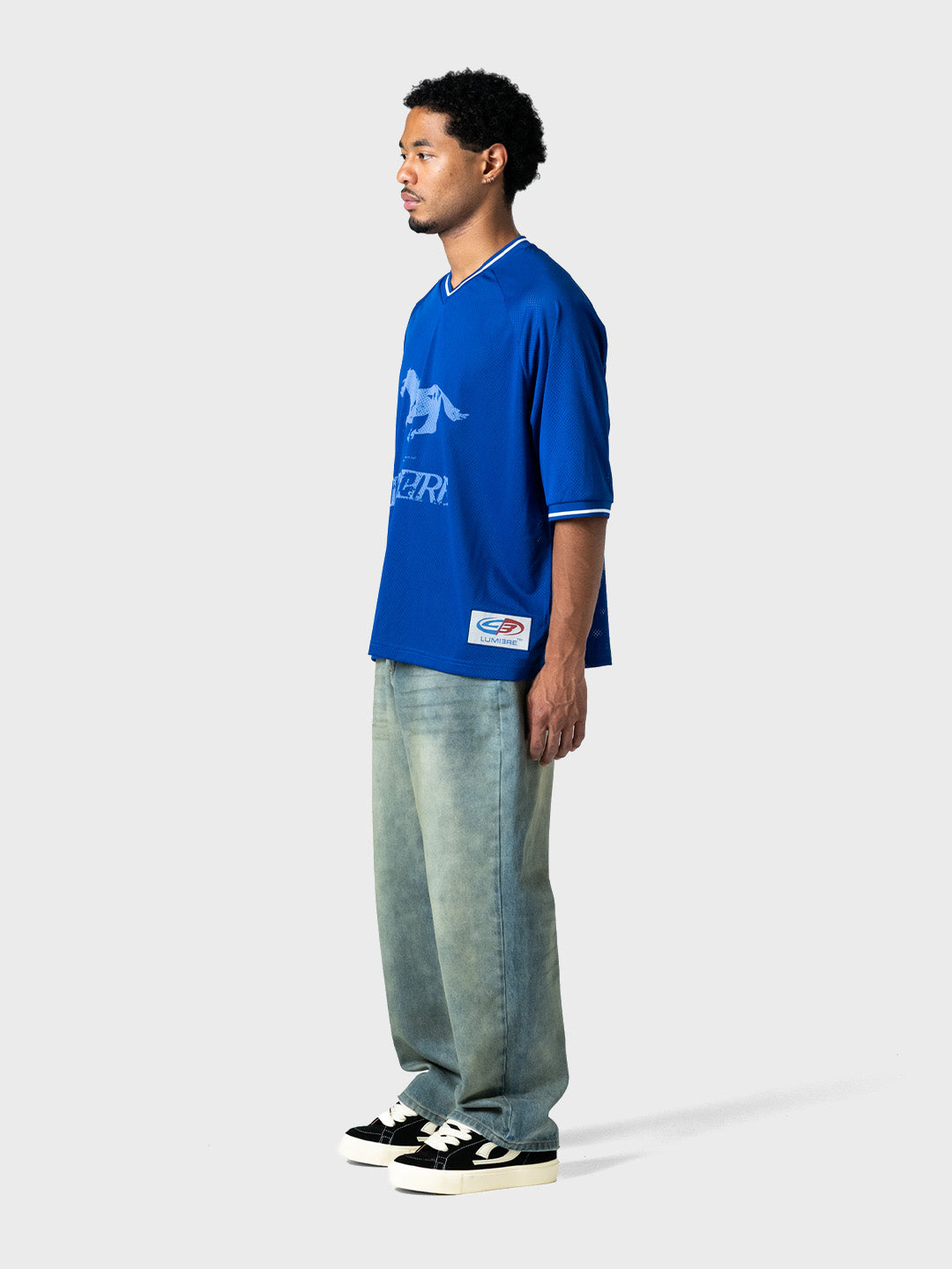 Lumi3re Mesh Horse T-Shirt Blue – model schuin voor