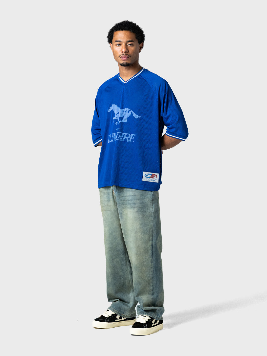 Lumi3re Mesh Horse T-Shirt Blue – model schuin vooraanzicht lifestyle