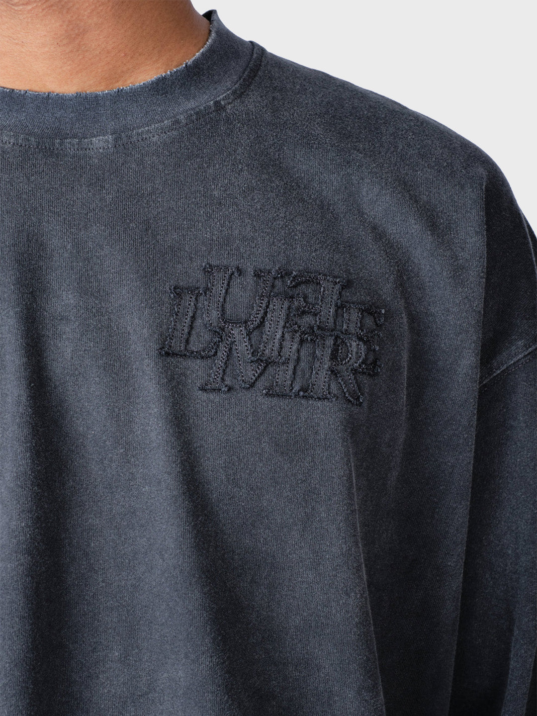 Lumi3re Patch Longsleeve Washed Grey - close-up voorkant