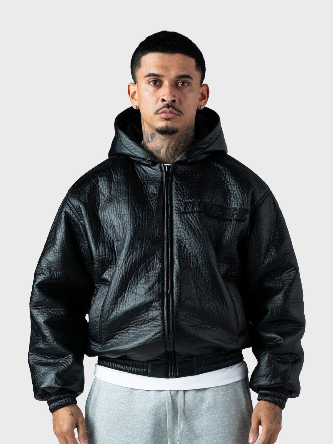 model draagt Lumi3re Puffed Hooded Bomber Jacket Black vooraanzicht