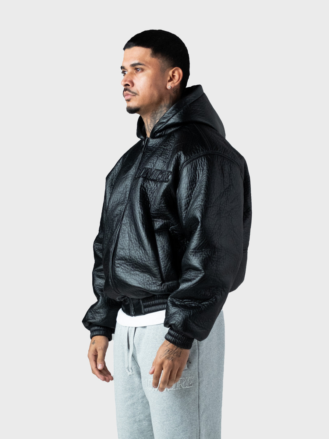 model schuin voor met Lumi3re Puffed Hooded Bomber Jacket Black