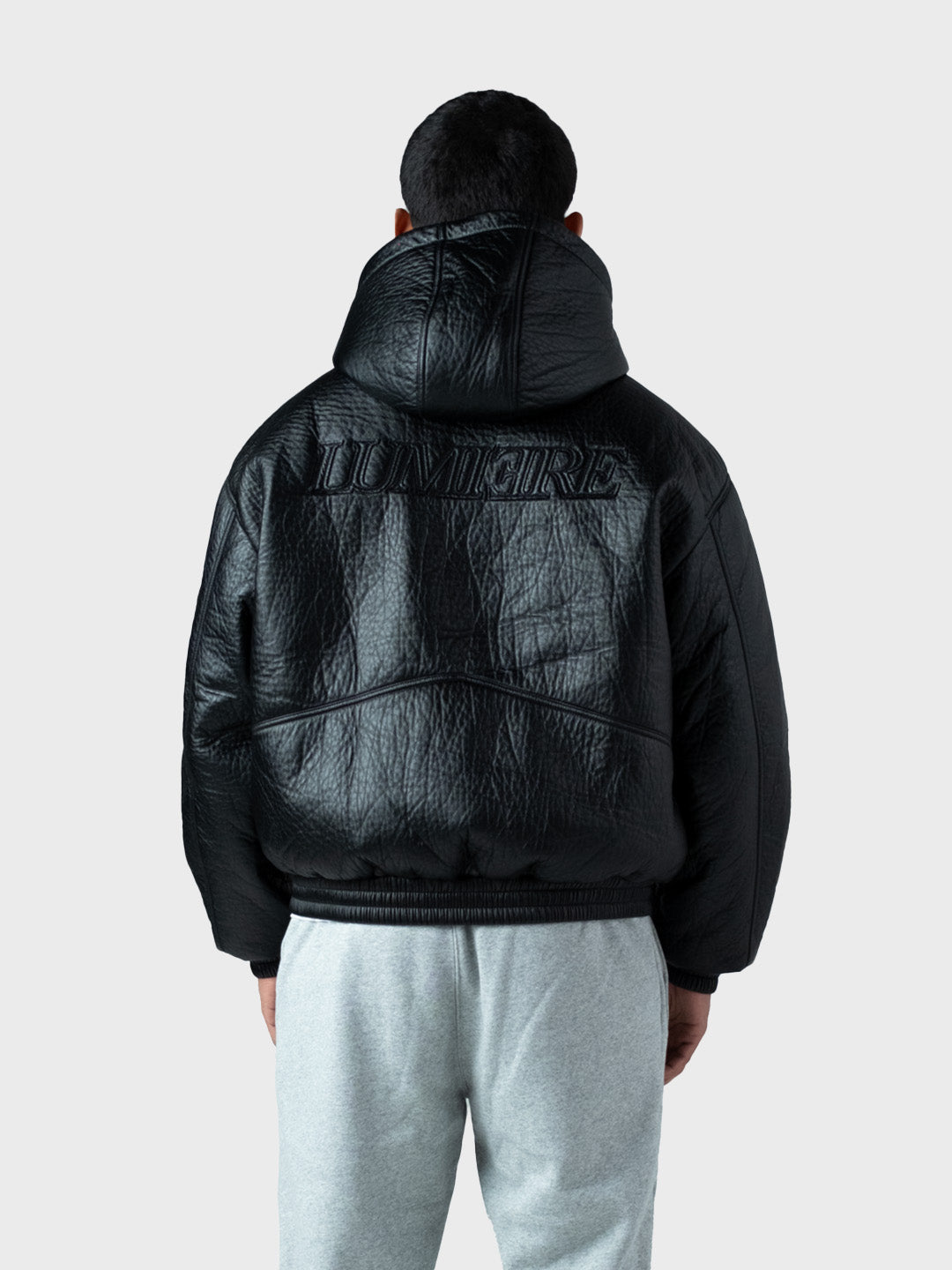 model achteraanzicht Lumi3re Puffed Hooded Bomber Jacket Black